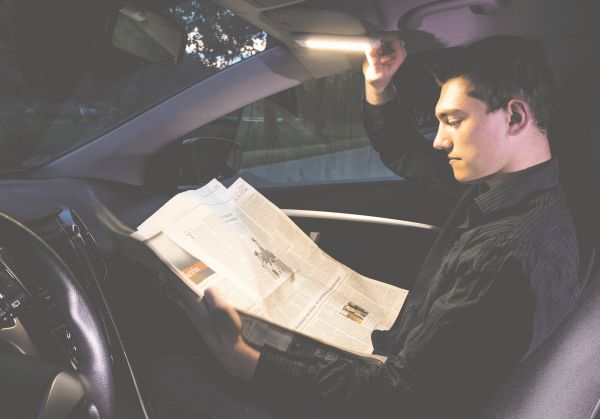 OLED é a nova tendência em iluminação automotiva interior. Eles são quase invisíveis e fornecem um novo tipo de iluminação